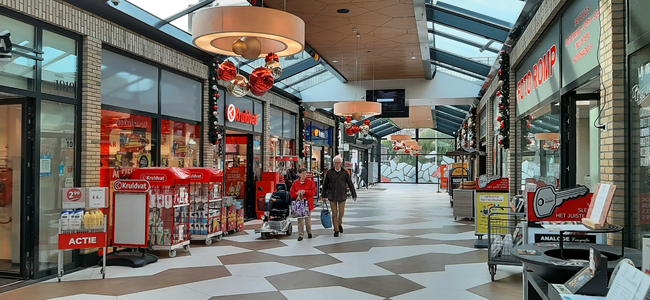 903707 Gezicht in het winkelcentrum De Gaard aan de Troosterhof te Utrecht.